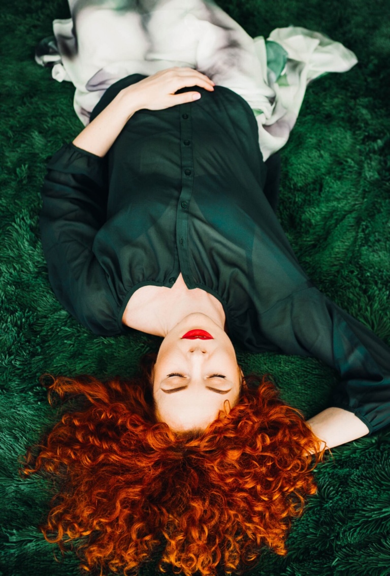 EMBRACING GREEN : Color that Soothes the Soul 🌿